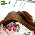 klassischer Kleiderbügel aus ashtree Holz für Damenbekleidung
